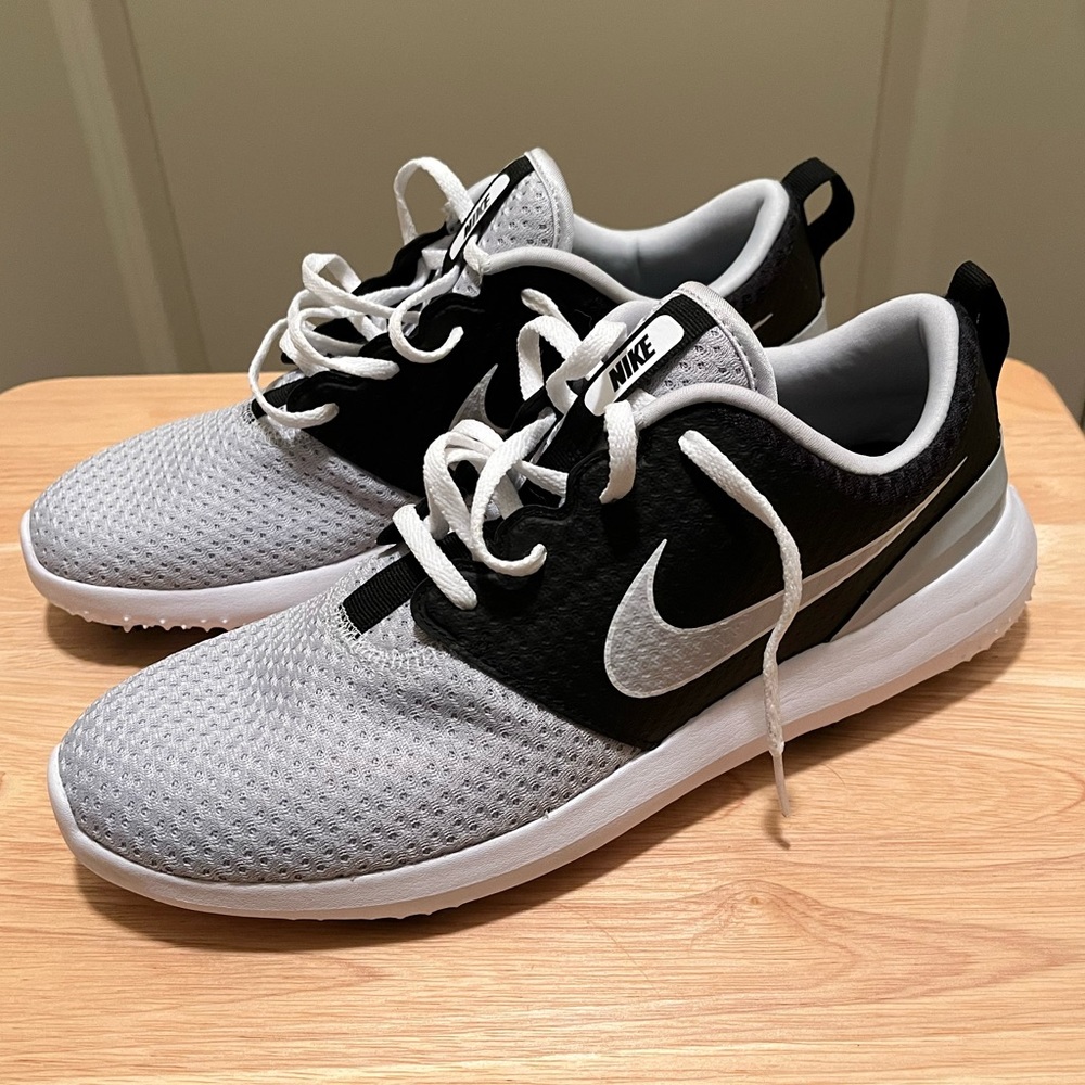 NWOT Nike Roshe golf shoes